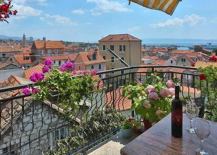 Daire Angela With Old Town View